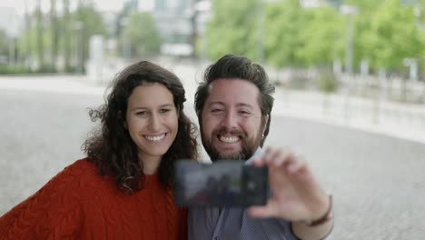 Glückliches-Paar,-Das-Draußen-Ein-Selfie-Macht